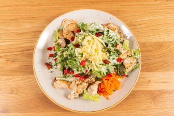 Hühnersalat mit frischem Gemüse