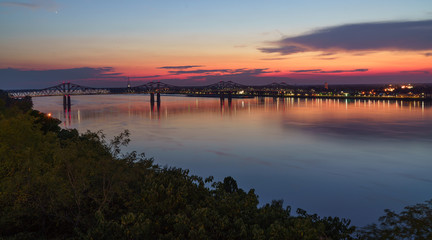 Wunderschöner Sonnenuntergang mit Blick auf die Brücke in Natchez, Mississippi, USA