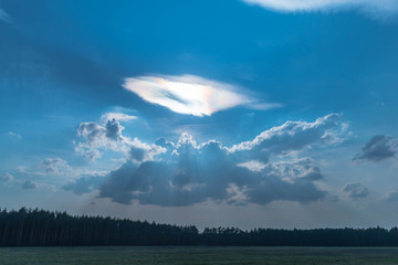 Błękitne, lekko zachmurzone niebo. © boguslavus