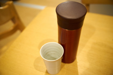 水筒とタンブラー・俯瞰の視点