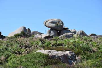 Un rocher comme suspendu et prêt à tomber de la magnifique Côte de Granit Rose dans les Côte-d'Armor, en Bretagne