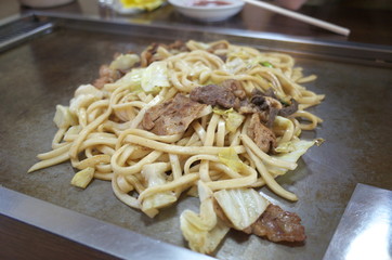 兵庫県のホルモン焼きうどん