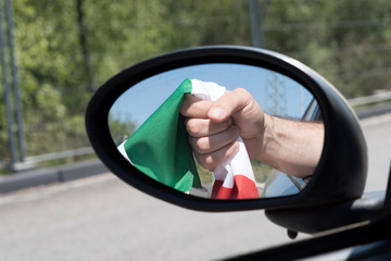 Flagge vom Italien sichtbar im Aussenspiegel vom Auto