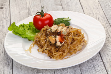 Wok noodle with mussels