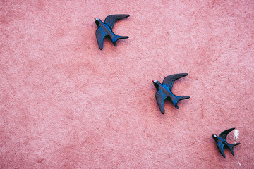 Façade décorée avec des hirondelles © PicsArt