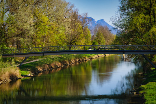Fu&szlig;g&auml;ngerbr&uuml;cke &uuml;ber die Mangfall in Rosenheim im Mangfallpark, nahe der Einm&uuml;ndung in den Inn.