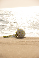 砂浜とウェディングブーケ