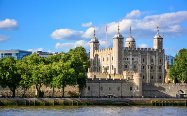 Foto auf Acrylglas View of the Tower of London, a castle and a former prison in London, England, from the River Thames. The Tower of London, today a museum, is a fortified complex that includes multiple buildings © andreyspb21