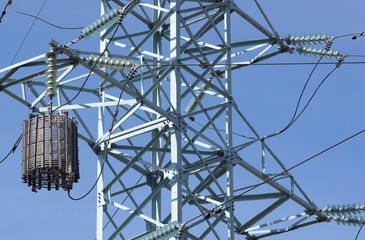 Electricity pylon with high-voltage insulator