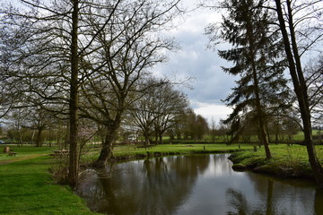 Fototapeta na wymiar Calme, tranquillité, sérénité dans ce parc à Availles sur Seiche dans le département de l'Ile et Vilaine en Bretagne