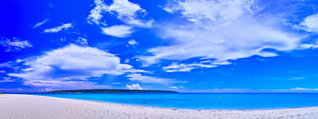 真夏の宮古島。与那覇前浜ビーチの全景（パノラマ）