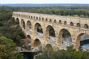 Obraz premium Szeroki widok na starożytny rzymski most na akwedukcie (Pont du Gard, Francja)