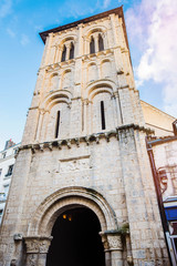 Fototapeta na wymiar église dans le centre ville de Poitiers