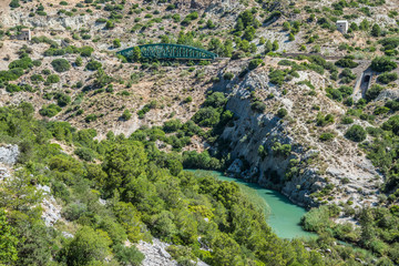Fototapeta na wymiar Puente de acero para ferrocarril junto al río Guadalhorce, en Valle del Hoyo Caminito del Rey.