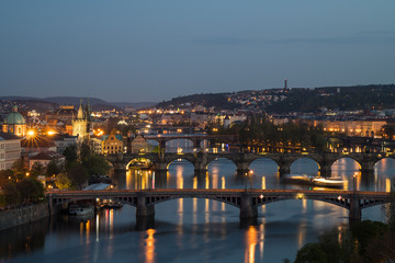 Abendstimmung (Blaue Stunde) von Prag mit Blick auf die Moldau und die Karlsbrücke