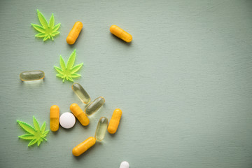 Pillen, Tabletten und Kapseln mit Cannabis Marihuana Hanf und CBD gegen Schmerzen zur Therapie als...
