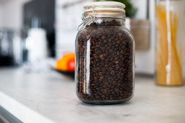 Szklany pojemnik napełniony kawą