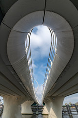 Obraz premium Up view under the bridge over the Rotterdam river