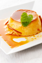 Zitronenmelisse auf Flan