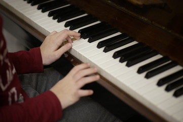 hands playing piano