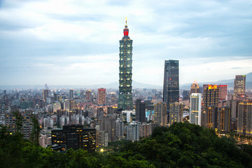 Obraz premium Taipei 101 is the business and modern shopping center building