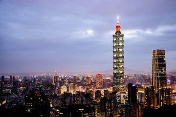 Fototapeta na wymiar Taipei 101 is the business and modern shopping center building