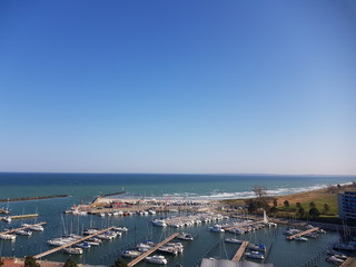 Yachthafen an der deutschen Ostsee im Sommer 