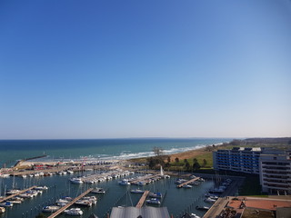 Yachthafen am Meer von oben 