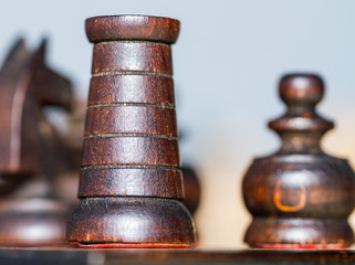 Królewska gra. szachy. Drewniane figurki, pionki. Zblizenie - obrazy, fototapety, plakaty
