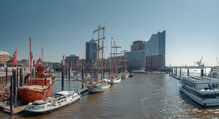 Fototapeta premium Hamburg Hafen und Blick auf die Elbphilharmonie