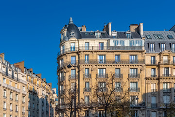 Fototapeta na wymiar Paris, ancient buildings, typical apartments in a luxurious neighborhood 