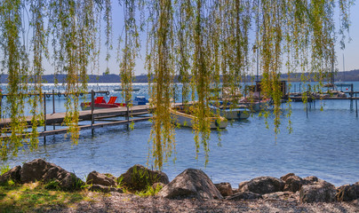 Am See beim Steg Boote ausleihen