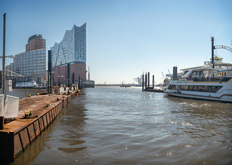 Naklejka premium Hamburg Hafen und Elbphilharmonie
