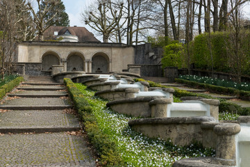Wasserparadies, öffentlicher Park mit Springbrunnen und kleinen Wasserfällen in Baden-Baden