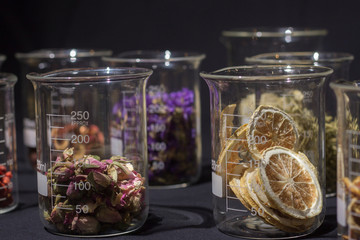 Roses s&eacute;ch&eacute;e et tranches d'orange dans un b&eacute;cher