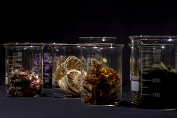 Écorces et tranches d'orange dans de la verrerie