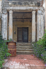 Fototapeta na wymiar Doorway in Old Havana House
