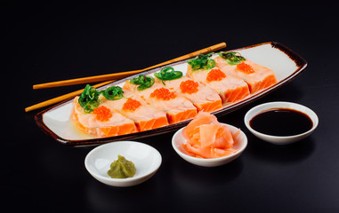 Tataki of salmon seasoned with yuzu and accompanied with salmon roe and seaweed