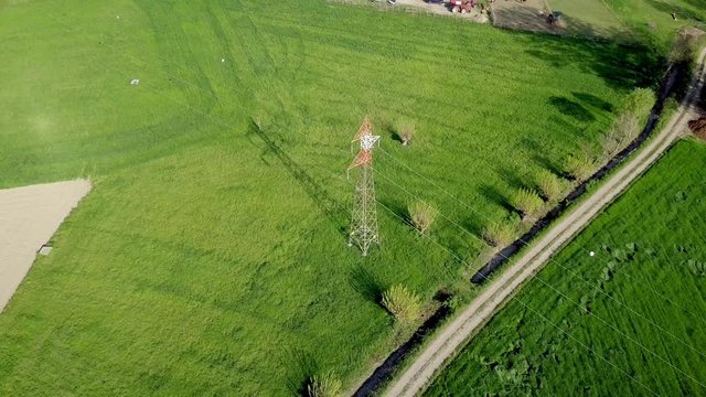 traliccio alta tensione in campagna vista aerea