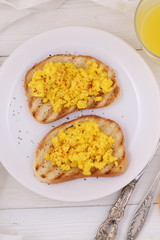 scrambled eggs on toast