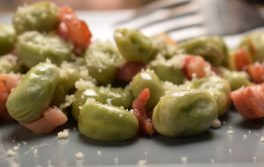 Insalata di fave pancetta e formaggio grana ft9104_0409