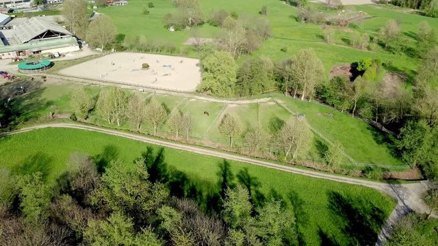 sport ippica, cavalcare immerso nel vede