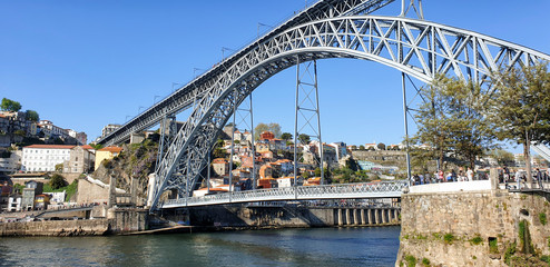 Obraz premium Porto cityscape with buildings and boats close to the Luis I Bridge - Portugal