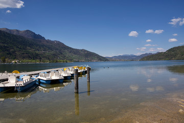 Paesaggio con pontile sul lago