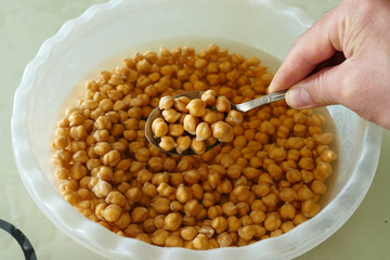 boiled chickpeas, boiled chickpeas, boiled chickpeas in a spoon, 