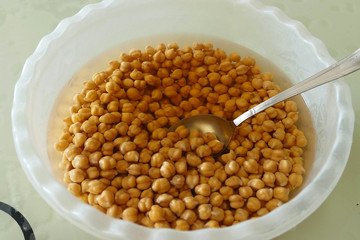 boiled chickpeas, boiled chickpeas, boiled chickpeas in a spoon, 