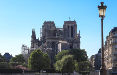 Obraz premium The view of Notre Dame cathedral without roof and spire destroyed by the fire , Paris.