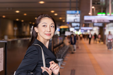 ビジネスウーマン　駅