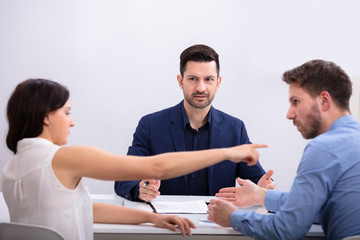 Obraz premium Couple Arguing With Each Other In Front Of Judge