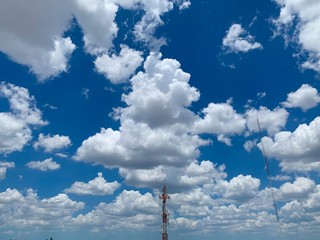 Cielo, nubes y antena transmisora 